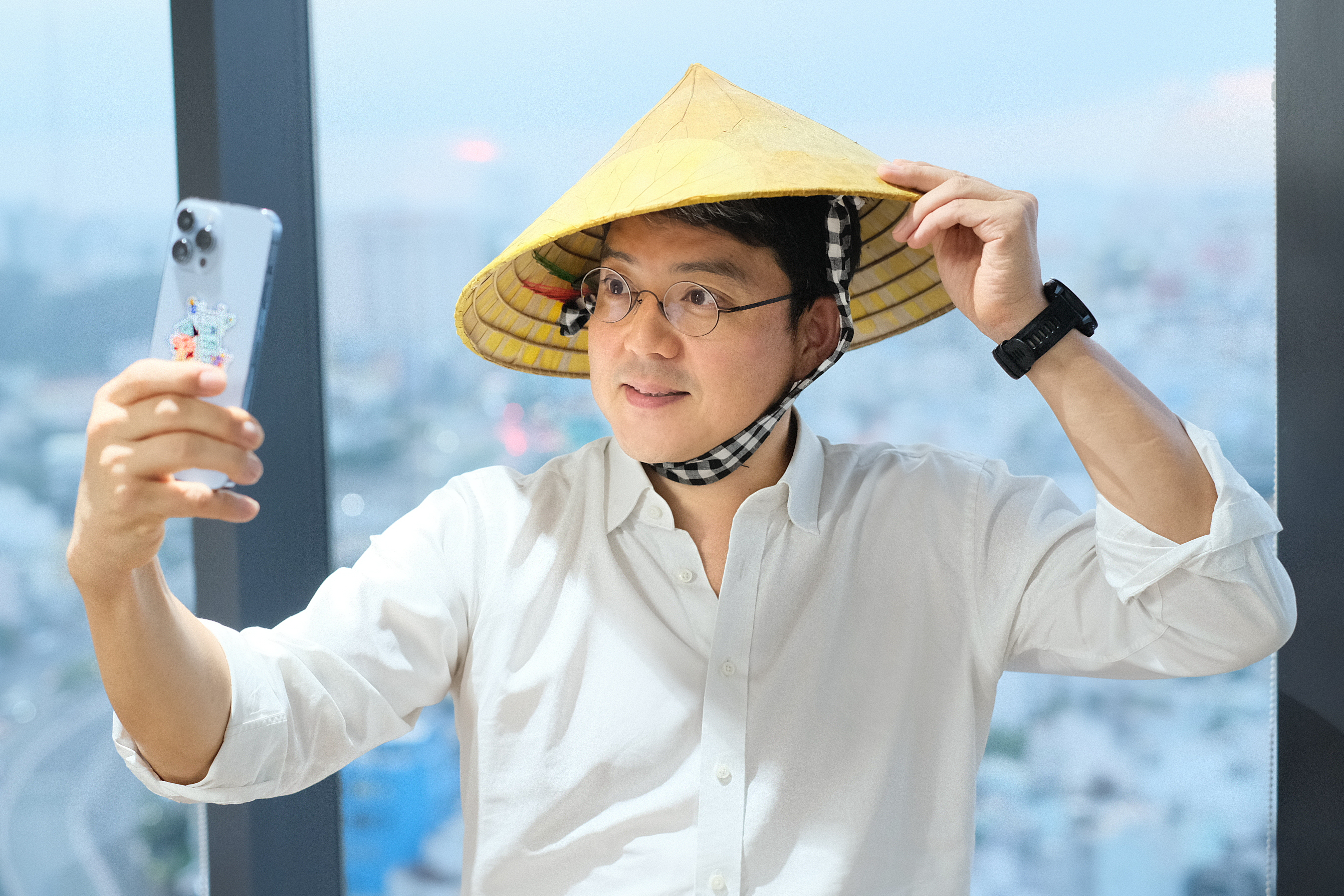 Người nước ngoài yêu thích nón lá Việt Nam