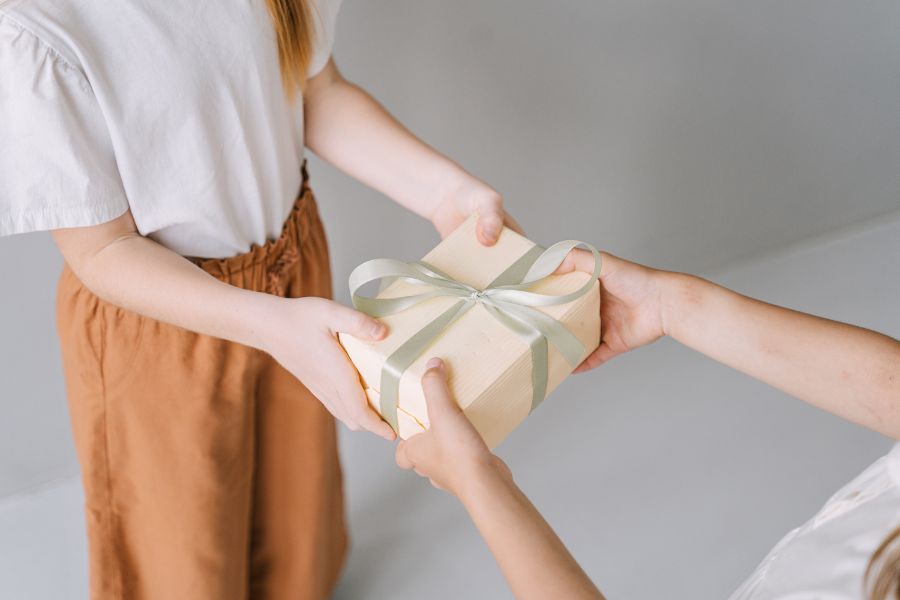 quà tặng bạn đi nước ngoài
