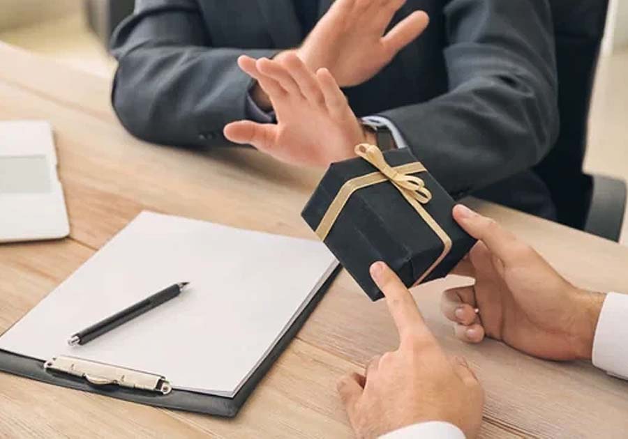 Không yêu có nên nhận quà
