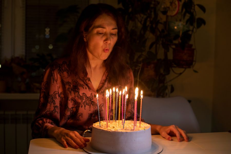 ăn sinh nhật một mình có lạ khôngThật ra… không. Nhưng mà trước khi đi đến câu trả lời đó, bạn đã bao giờ thử ăn sinh nhật một mình chưa?  Vào ngày sinh nhật, hầu hết chúng ta đều quen với hình ảnh bữa tiệc đông vui, tiếng cười rộn ràng, bánh kem và những lời chúc. Bởi vậy, việc một người chọn ăn sinh nhật một mình dễ khiến người khác nhìn vào rồi thắc mắc: “Có chuyện gì à?”, “Không ai nhớ sinh nhật à?”, hoặc thậm chí là “Sao cô đơn vậy?”. Nhưng liệu ăn sinh nhật một mình có thực sự lạ lùng như chúng ta vẫn nghĩ?  Sinh nhật phải đông người thì mới vui? Ai nói vậy? Từ nhỏ, chúng ta thường được dạy rằng sinh nhật là dịp để tụ họp, để nhận quà và cảm thấy đặc biệt. Dần dà, xã hội mặc định rằng sinh nhật phải có người mừng mới là “đúng”, là “hạnh phúc”. Nếu không có ai mừng cùng, ta dễ cảm thấy mình khác thường, thậm chí có phần đáng thương.  Nhưng thật ra, không phải ai cũng muốn ồn ào. Không phải ai cũng có thời gian, điều kiện hay tâm trạng để tổ chức sinh nhật rình rang. Và điều đó không có nghĩa là họ buồn, hay đáng thương. Có thể họ chỉ muốn một ngày sinh nhật… đúng nghĩa là của riêng họ. Đó là lý do vì sao ăn sinh nhật một mình không còn là điều kỳ lạ.  Một mình không có nghĩa là cô đơn Bạn có thể ngồi một mình ăn bánh, uống trà, xem phim, hoặc đi dạo đâu đó – và vẫn cảm thấy ấm lòng, yên bình, đủ đầy. Cảm giác đó không đến từ số người xung quanh, mà đến từ việc bạn cho phép bản thân tận hưởng chính mình. Ăn sinh nhật một mình trong trường hợp này lại là cơ hội để bạn lắng nghe bản thân nhiều hơn.  Ngược lại, có người tổ chức tiệc linh đình, mời hàng chục người, nhưng vẫn thấy trống rỗng bên trong. Vậy rốt cuộc, ăn sinh nhật một mình có gì “lạ”? Hay cái “lạ” nằm ở chỗ: bạn dám khác đám đông, dám chọn chính mình?  Không phải ai cũng hiểu, nhưng bạn thì nên hiểu Có thể sẽ có người hỏi bạn: “Ủa sinh nhật sao không đi chơi?”, “Không ai mời à?”, “Buồn dữ vậy?”. Nhưng thật ra, họ hỏi vì họ chưa từng thử – chứ không phải vì họ đúng.  Nhiều người nghĩ một mình là buồn. Nhưng đôi khi, một mình là một lựa chọn – chứ không phải hoàn cảnh ép buộc. Bạn chọn ăn sinh nhật một mình vì bạn muốn tĩnh lặng, hoặc đơn giản là bạn không thích drama tiệc tùng, không muốn phải “vui xã giao”.  Và nếu chính bạn hiểu được điều đó, thì không cần ai khác phải hiểu nữa.  Thay vì lạ, đó có thể là dấu hiệu của sự trưởng thành Khi còn nhỏ, sinh nhật là lúc ta mong chờ được nhận thật nhiều bánh, kẹo, quà. Khi lớn hơn, sinh nhật trở thành cái cớ để gặp gỡ, tiệc tùng, “quẩy” thật nhiệt. Nhưng đến một lúc nào đó, chúng ta bắt đầu nhìn sinh nhật dưới một lăng kính khác: lặng hơn, sâu hơn, và mang tính cá nhân hơn.  Khi bạn chọn ăn sinh nhật một mình, không phải bạn không có ai bên cạnh – mà có thể bạn đang học cách tự trân trọng mình, không phụ thuộc vào người khác để cảm thấy mình có giá trị. Đó không còn là mong chờ từ bên ngoài, mà là hành trình quay vào bên trong để tìm hiểu và yêu lấy chính mình.  Đó là lúc bạn bắt đầu hiểu rằng: một ngày sinh nhật ý nghĩa không cần phải phô trương, không cần phải ồn ào. Chỉ cần có mặt chính bạn – trong sự hiện diện đầy đủ, biết ơn và nhẹ nhõm – cũng đã là quá đủ. Và đôi khi, ăn sinh nhật một mình chính là cách trọn vẹn nhất để lắng nghe điều đó.  Áp lực “phải có người” chỉ khiến sinh nhật mất vui Nhiều người từng trải qua cảm giác hụt hẫng vào sinh nhật, không phải vì họ ở một mình – mà vì họ nghĩ rằng mình không nên ở một mình. Chính sự kỳ vọng đó khiến họ thấy buồn, thấy tủi thân, dù thực tế họ hoàn toàn có thể tự tạo ra một ngày vui cho mình.  Nếu ta thay đổi góc nhìn, chấp nhận rằng ăn sinh nhật một mình là điều bình thường, thậm chí dễ chịu, thì cảm xúc cũng sẽ nhẹ nhàng hơn. Ta không còn cảm thấy thiếu, không còn so sánh với người khác, và không còn phải tỏ ra ổn trong những buổi tiệc mà bản thân chẳng hề vui.  Mỗi người có một cách kỷ niệm sinh nhật riêng Có người thích tiệc tùng, có người thích du lịch, có người thích quây quần bên gia đình – và cũng có người muốn dành thời gian đó cho riêng mình. Cách bạn chọn kỷ niệm sinh nhật không cần phải “giống ai” hay “phù hợp với xã hội”. Miễn sao bạn thấy thoải mái, thấy đúng với cảm xúc và nhu cầu cá nhân – thì đó là lựa chọn đúng đắn nhất.  Trong thời đại mà sự kết nối đôi khi trở nên mệt mỏi, việc chủ động chọn ở một mình và tìm thấy bình yên trong đó là điều rất đáng quý. Ăn sinh nhật một mình không chỉ là cách để nghỉ ngơi – mà còn là lời khẳng định rằng bạn đủ vững vàng, đủ tự tin, đủ yêu thương bản thân để làm điều phù hợp với mình, dù điều đó không giống số đông.  Tự tặng mình món quà sinh nhật – sao không? Nếu năm nay bạn có kế hoạch ăn sinh nhật một mình, thì mình chỉ có một gợi ý nho nhỏ: hãy tự tặng mình một món quà. Không cần phải to, không cần phải đắt – miễn là đúng với bạn, thể hiện được bạn đang trân trọng bản thân.  Bạn có thể tìm thấy rất nhiều món quà sinh nhật dễ thương, tinh tế tại Chus.vn – nơi có sổ tay da, nến thơm, tranh thêu, socola thủ công và hàng trăm món handmade độc lạ. Chọn một món quà – như một lời nhắn: “Mình xứng đáng được yêu thương, kể cả khi chỉ có một mình”.