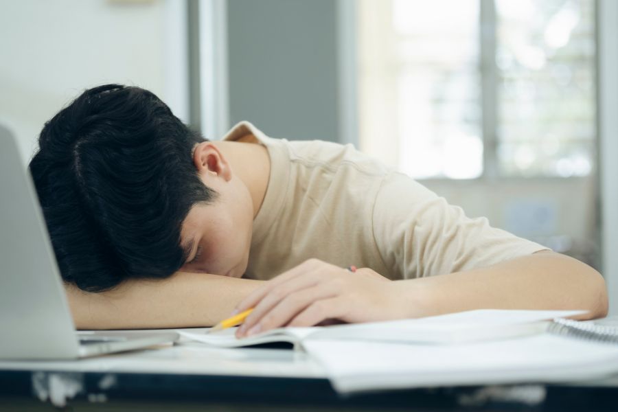Giấc ngủ mùa thi bị gián đoạn do căng thẳng: Làm sao để khắc phục?