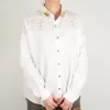 áo sơ mi linen phối ren với cổ thêu hoa, chất liệu linen thoáng mát, họa tiết hoa thêu tinh tế, họa tiết ren quyến rũ