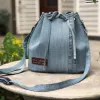 túi bucket dây rút từ jeans tái chế, kiểu dáng trẻ trung và lạ mắt, phong cách năng động và tinh nghịch