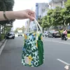 túi đựng bình nước size nhỏ, họa tiết hoa màu xanh lá, tông màu nổi bật, túi đa năng, bền đẹp, sử dụng được lâu dài