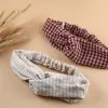 băng đô linen sọc ca-rô, thiết kế hai dây chéo tạo hình nơ xinh xắn, bo chun phía sau, phong cách trẻ trung và nữ tính