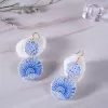 bông tai đất sét hoạ tiết giả sứ xanh, nền trắng ngà đặc trưng của sứ thanh hoa, phong cách tiểu thư, sang trọng và thanh cao