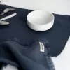 khăn lót đĩa “tĩnh”, chất liệu linen cao cấp, tránh đồ ăn dính lên bàn, dễ dàng làm sạch, có thể giặt máy