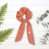 dây cột tóc linen nơ dài thêu thủ công, chất liệu linen mềm mại, thiết kế điệu đà và nữ tính, điểm nhấn duyên dáng cho mái tóc