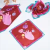 khăn lụa satin trái tim, nền đỏ, tác phẩm nghệ thuật siêu thực, phụ kiện độc đáo, đầy màu sắc, phong cách hoàng cung thời xưa