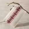 ví clutch cầm tay màu trắng thêu cánh hoa, dáng clutch thời trang, chất liệu textilene bền bỉ, họa tiết cánh hoa thuê
