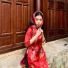 khăn lụa satin trái tim, nền đỏ, tác phẩm nghệ thuật siêu thực, phụ kiện độc đáo, đầy màu sắc, phong cách hoàng cung thời xưa