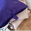 vỏ gối nằm lụa satin thắt nơ (nhiều màu), mặt vải mát rượi và thoáng khí, mang lại cảm giác thoải mái, tránh tình trạng làm khô da và tóc