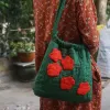 Túi Chần Đính Hoa Trà Đỏ - dấu ấn thướt tha ai cũng ngước nhìn, kết hợp hoàn hảo giữa túi rút dây vintage và túi vải thanh lịch, với dây đeo có thể điều chỉnh, là phụ kiện thủ công đầy sang trọng và tinh tế.