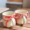 Chiếc Cốc Ruy Băng Gốm Sứ, được làm từ gốm sứ cao cấp, phủ men trong suốt và màu sắc vô cùng nổi bật, đáng yêu
