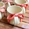 Chiếc Cốc Ruy Băng Gốm Sứ, được làm từ gốm sứ cao cấp, phủ men trong suốt và màu sắc vô cùng nổi bật, đáng yêu