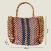 Túi Tote Versa Basket Coluniq 02, với phối màu cổ điển và được móc thủ công từ sợi cọ raffia, là món phụ kiện thời trang bền vững hoàn hảo cho những chuyến đi biển hay làm quà tặng ý nghĩa dành cho phái nữ