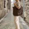 Túi Tote Versa Basket Smbro Được Móc Thủ Công Từ Sợi Raffia, Là Món Phụ Kiện Thời Trang Bền Vững Tôn Vinh Vẻ Đẹp Tối Giản Và Lý Tưởng Để Làm Quà Sinh Nhật
