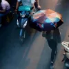 Ô Cá Chép Đàn lấy cảm hứng từ tranh dân gian Đông Hồ, lý tưởng cho mọi thời thiết làm ô che mưa, ô che nắng, chắc chắn sẽ là một ý tưởng quà tặng độc đáo, quà tặng Việt Nam thú vị