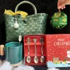 Set Quà Giáng Sinh "Festive Feels", Đựng Trong Giỏ Quà Nhựa Đan Mộc Mạc Nhưng Cực Kì Độc Đáo, Bên Trong Là Ly Sứ Cao Cấp Kèm Muỗng, Quả Bóng Socola Làm Nên Món Quà Noel Đặc Sắc