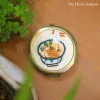 Gương Thêu Tay với đường kính 25cm không chỉ là phụ kiện thủ công tinh tế mà còn là món quà sinh nhật độc đáo, cho phép bạn kể câu chuyện thú vị mỗi ngày thông qua các họa tiết thêu theo yêu cầu, mang đậm dấu ấn cá nhân hóa
