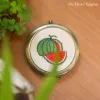 Gương Thêu Tay với đường kính 25cm không chỉ là phụ kiện thủ công tinh tế mà còn là món quà sinh nhật độc đáo, cho phép bạn kể câu chuyện thú vị mỗi ngày thông qua các họa tiết thêu theo yêu cầu, mang đậm dấu ấn cá nhân hóa