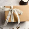 Set Quà Cặp Nến Thơm Trang Trí Ruy Băng xinh xắn, gửi đến người thương như một món quà sinh nhật ý nghĩa, với hộp quà nến thơm chỉn chu kèm thiệp in theo yêu cầu – lựa chọn hoàn hảo để làm quà tặng bạn gái