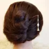 Chiếc Trâm Cài Tóc Gỗ Tua Rua Linh Lan 1, với đường nét nhẹ nhàng thanh thoát, không chỉ giúp giữ tóc gọn gàng mà còn là phụ kiện thủ công sang trọng, trở thành món quà tặng cho nữ tinh tế đầy ý nghĩa