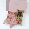 Set Quà "Mùa Thơm" là hộp quà tặng cho nữ vô cùng lý tưởng với khăn lụa tơ tằm và chai xịt vải từ thành phần thiên nhiên, mang đến không gian êm dịu để bạn chìm đắm trong sự thư thái.