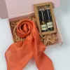 Set Quà "Mùa Thơm" là hộp quà tặng cho nữ vô cùng lý tưởng với khăn lụa tơ tằm và chai xịt vải từ thành phần thiên nhiên, mang đến không gian êm dịu để bạn chìm đắm trong sự thư thái.