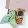 Set Quà "Mùa Thơm" là hộp quà tặng cho nữ vô cùng lý tưởng với khăn lụa tơ tằm và chai xịt vải từ thành phần thiên nhiên, mang đến không gian êm dịu để bạn chìm đắm trong sự thư thái.