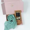 Set Quà "Mùa Thơm" là hộp quà tặng cho nữ vô cùng lý tưởng với khăn lụa tơ tằm và chai xịt vải từ thành phần thiên nhiên, mang đến không gian êm dịu để bạn chìm đắm trong sự thư thái.
