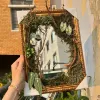 Khung Tranh Rêu Bảo Tồn với thiết kế gương viền rêu và gỗ khô, không chỉ là một tranh thủ công độc đáo mà còn mang đến trải nghiệm chìm đắm vào vẻ đẹp thời gian, tạo nên không gian đậm dấu ấn nghệ thuật và là một món quà cho nữ độc đáo đầy ý nghĩa