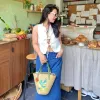Túi Cỏ Bàng Sayuri, với thiết kế thêu tay tinh tế, là phụ kiện thời trang thân thiện môi trường giúp bạn rực rỡ trên mọi nẻo đường, hoàn hảo làm quà cho nữ và quà lưu niệm