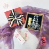 Set Quà "Định Duyên" là món lễ vật đính ước mang ý nghĩa nối kết duyên lành, với sợi Đồng Tâm Kết và liễn thư, là quà Valentine độc đáo và quà tặng phong thủy đầy ý nghĩa.