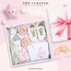 Hộp Quà "Baby Girl, Welcome to the World" – nâng niu nàng công chúa đáng yêu với set quà cho bé gái với đồ chơi, giày & quần áo, là quà cho trẻ sơ sinh đầy ý nghĩa và tràn ngập yêu thương.