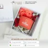 Hộp Quà Nến Thơm Cá Nhân Hóa với khắc thân nến và thông điệp ẩn, sử dụng nến thơm không parafin, là lựa chọn hoàn hảo để gửi trọn thông điệp yêu thương, tạo nên món quà 8/3 ấn tượng dành cho phái đẹp.
