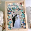 Khung Ảnh Trang Trí Nền Hoa là cách hoàn hảo để đưa kỷ niệm vào không gian thơ mộng, với thiết kế tranh hoa khô cá nhân hóa, được chế tác tỉ mỉ theo phong cách khung ảnh theo yêu cầu, tạo nên quà tặng cá nhân hóa đầy ý nghĩa, thích hợp làm quà cho nữ trong những dịp đặc biệt.