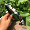 Băng Đô Thêu Hoa, giữ tóc gọn gàng mà vẫn ngập tràn tinh tế, một cài tóc nghệ thuật được chế tác thủ công, vừa là phụ kiện tóc duyên dáng vừa là món quà sinh nhật ý nghĩa dành cho phái đẹp.