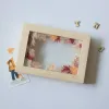 Khung Gỗ Ép Hoa Khô Chữ Nhật Viết Chữ Theo Yêu Cầu là món quà cá nhân hóa đầy ý nghĩa, giúp bạn trao gửi những lời tinh tế qua từng cánh hoa khô được sắp đặt tỉ mỉ, vừa là khung tranh trang trí thanh lịch, vừa lưu giữ những thông điệp yêu thương theo cách riêng của bạn.Khung Gỗ Ép Hoa Khô Chữ Nhật Viết Chữ Theo Yêu Cầu là món quà cá nhân hóa đầy ý nghĩa, giúp bạn trao gửi những lời tinh tế qua từng cánh hoa khô được sắp đặt tỉ mỉ, vừa là khung tranh trang trí thanh lịch, vừa lưu giữ những thông điệp yêu thương theo cách riêng của bạn.