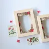 Khung Gỗ Ép Hoa Khô Chữ Nhật Viết Chữ Theo Yêu Cầu là món quà cá nhân hóa đầy ý nghĩa, giúp bạn trao gửi những lời tinh tế qua từng cánh hoa khô được sắp đặt tỉ mỉ, vừa là khung tranh trang trí thanh lịch, vừa lưu giữ những thông điệp yêu thương theo cách riêng của bạn.