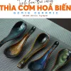 Thìa Gốm Sứ Hỏa Biến Dáng Cong, thăng hạng từng bữa ăn với sự tinh tế của muỗng gốm Bát Tràng cao cấp, là phụ kiện nhà hàng độc đáo và món quà lưu niệm Việt Nam ý nghĩa.