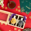 Hộp Quà Đôi Mật Ong Hoa Cà Phê & Hoa Chôm Chôm mang đến vị ngọt nguyên bản từ thiên nhiên, với mật ong nguyên chất từ vườn cây, được tinh tế đóng gói trong hộp quà gỗ sang trọng – món quà tặng sức khỏe ý nghĩa cho mọi dịp.