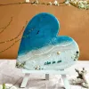 Tranh Trái Tim Biển Cả Khắc Chữ Theo Yêu Cầu, được tạo tác từ epoxy resin tinh xảo, không chỉ là tranh để bàn đầy nghệ thuật mà còn là món quà ý nghĩa giúp lưu giữ tình yêu vào vĩnh cửu, hoàn hảo dành tặng người yêu và các cặp đôi.