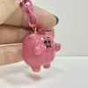 Móc Khóa Heo Đội Tim Đất Sét Thủ Công – đáng yêu đến mức rung rinh, là móc khóa đất sét nhỏ xinh, vừa là phụ kiện treo túi độc đáo, vừa là phụ kiện thủ công đầy tinh tế, hoàn hảo làm quà đáng yêu cho bạn bè.