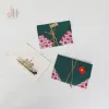 Bưu Thiếp Giấy Bồi Ủy Ban Nhân Dân Thành Phố, một phần của BST Tôi Yêu Sài Gòn, tôn vinh di sản kiến trúc đô thị qua từng nét thiệp vẽ tay tinh tế trên postcard giấy bồi, trở thành món quà lưu niệm đầy ý nghĩa.