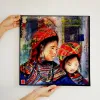 Tranh Sơn Mài Việt Nam 30x30cm  là lựa chọn hoàn hảo cho tranh trang trí nghệ thuật, thể hiện vẻ đẹp sâu lắng của tranh chủ đề Việt Nam, đồng thời là quà lưu niệm Việt Nam ý nghĩa hay quà tân gia sang trọng.