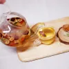 Trà Hoa Cúc Tiến Vua – thức uống kết hợp nhiều loại thảo mộc, mang đến vị thanh tao thượng hạng, dịu nhẹ và ngọt tự nhiên, là món quà tặng sức khỏe đầy ý nghĩa.