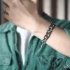 Vòng Tay Thủ Công Lễ Hội với những đường nét đầy niềm vui, mang phong cách vintage thủ công, thiết kế unisex và là phụ kiện tinh tế – lựa chọn lý tưởng làm quà sinh nhật cho nữ hay quà cho nữ đầy cảm hứng.