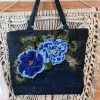 Túi tote hoa xanh từ jeans tái chế – túi xách jeans tái chế độc đáo, phụ kiện thời trang bền vững, quà sinh nhật cho nữ sáng tạo, quà tặng thủ công ấn tượng.