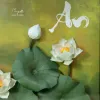 Tranh Sen Bình An kích thước 25 x 25cm là bức tranh hoa giấy thủ công tinh tế, có thể in chữ theo yêu cầu, nhẹ nhàng tô điểm không gian sống và trở thành món quà tân gia hay quà lưu niệm đầy ý nghĩa.